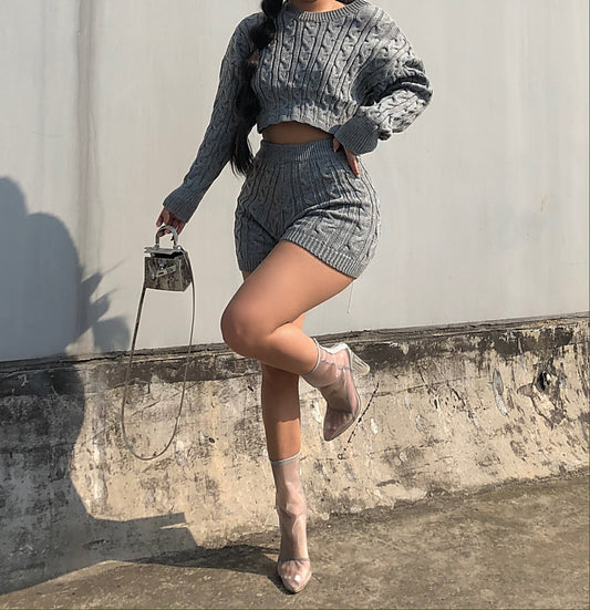 Conjunto Deportivo: Blusa Suelta Manga Larga y Shorts Ajustados