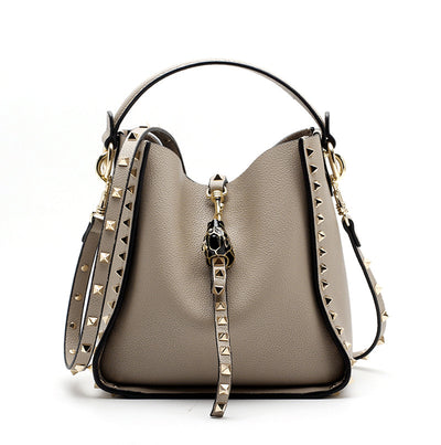 Bolso Bucket de Cuero Genuino con Cabeza de Leopardo y Tachas - Image 8