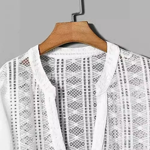 Playera Casual Holgada con Cuello en V y Detalles Calados - Image 9