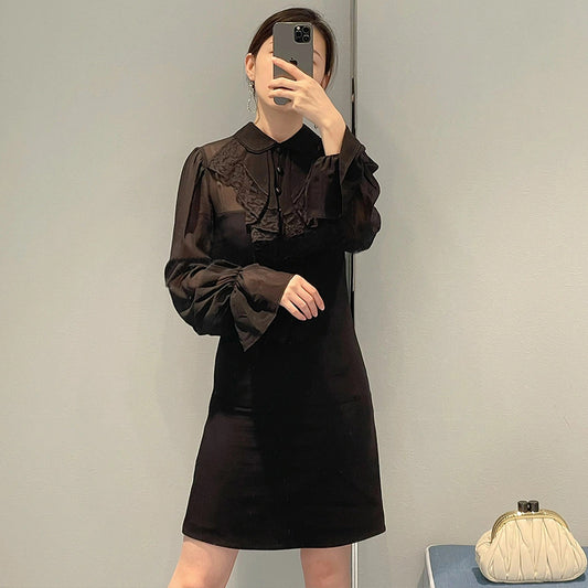Vestido Negro Manga Larga con Cuello Volante y Falda Acampanada