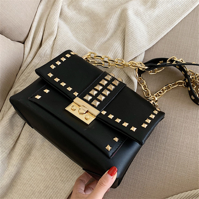 Bolso de Hombro con Cadena y Tachuelas - Image 31