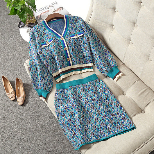 Conjunto Elegante de Suéter Escote V y Falda - Image 14