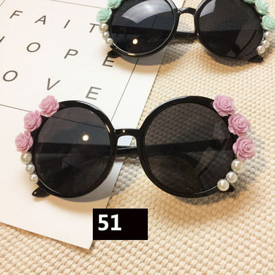 White round sunglasses with daisy flower embellishments on the frames and dark gradient lenses. - Image 45