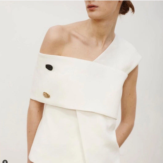 Blusa Asimétrica Blanca y Negra de Dos Botones - Versátil para Capas y Uso Exterior