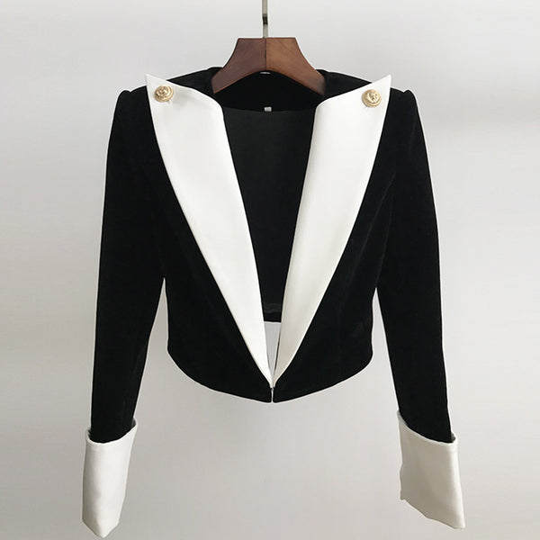 Traje Corto de Terciopelo con Solapas Contrastantes y Botones Dorados