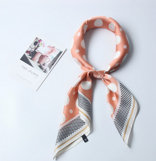 Pañuelo de Seda Cuadrado para Cuello y Cabello con Estampado de Puntos - Image 11