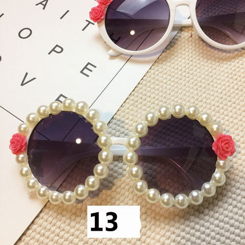 White round sunglasses with daisy flower embellishments on the frames and dark gradient lenses. - Image 11