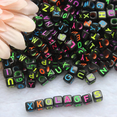 Pulsera de Cuentas Fluorescentes con Letras del Alfabeto para Festivales