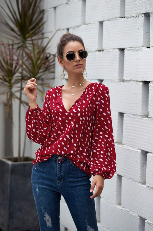Camiseta con Escote V y Lunares - Image 5