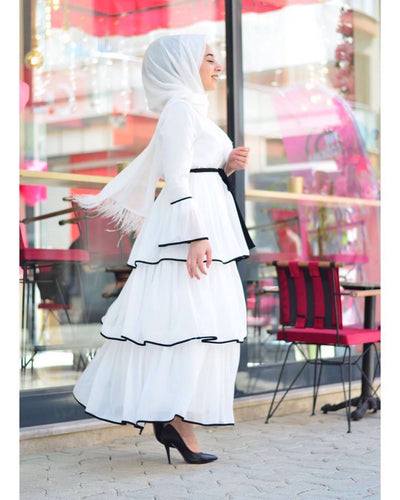 Torta Árabe Elegante Blanco y Negro con Vestido de Moda - Image 3