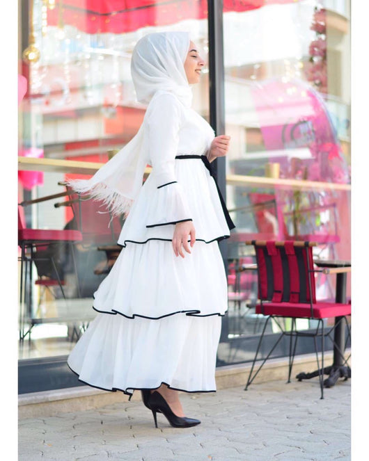 Torta Árabe Elegante Blanco y Negro con Vestido de Moda - Image 3