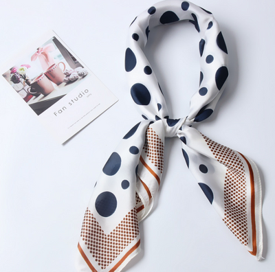 Pañuelo de Seda Cuadrado para Cuello y Cabello con Estampado de Puntos - Image 7