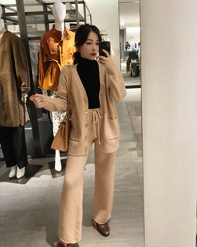 Conjunto de Dos Piezas Estilo Hong Kong: Cardigan Tejido Escote V + Pantalón Recto Holgado - Image 4