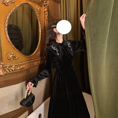 Vestido Largo de Terciopelo Bordado con Cuello Puntiagudo y Cintura Ajustada - Image 5