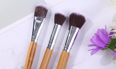 Set de 11 Brochas de Maquillaje con Mangos de Bambú y Bolsa de Lino - Image 3