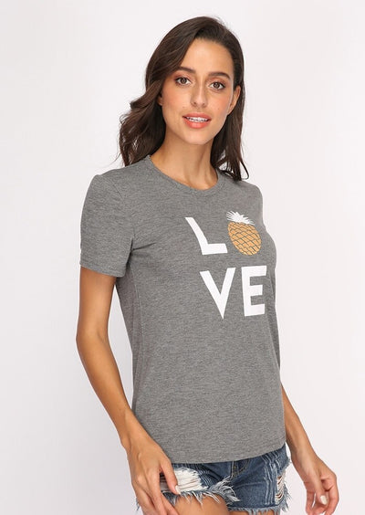 Playera gris con estampado de piña y amor de manga corta - Image 2