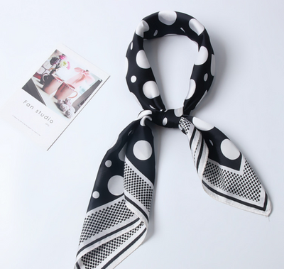 Pañuelo de Seda Cuadrado para Cuello y Cabello con Estampado de Puntos - Image 9