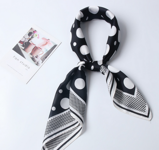 Pañuelo de Seda Cuadrado para Cuello y Cabello con Estampado de Puntos - Image 9