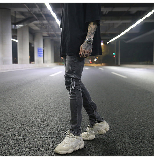 Jeans ajustados con rotos diseñados - Image 3