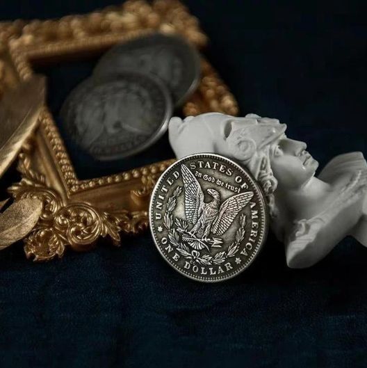 Moneda Antigua de Cobre Reina - Pieza de Colección