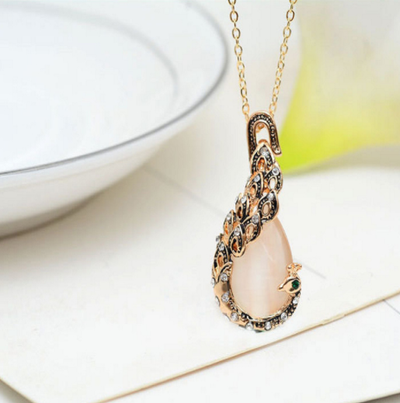 Conjunto de Joyería Elegante: Collar Gota de Cristal y Aretes con Ganchos - Image 9