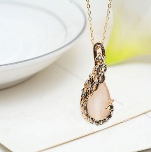 Conjunto de Joyería Elegante: Collar Gota de Cristal y Aretes con Ganchos - Image 9
