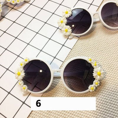 White round sunglasses with daisy flower embellishments on the frames and dark gradient lenses. - Image 5