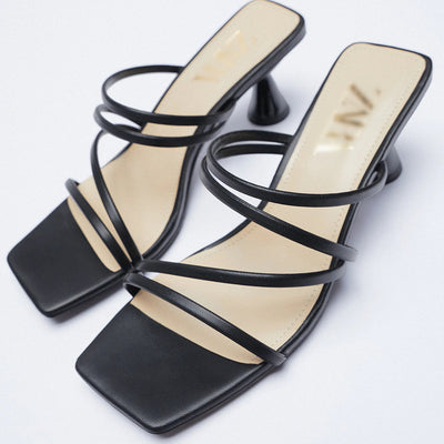 Sandalias Elegantes con Tacon Fino y Punta Cuadrada en Tonos Vino Tinto - Image 4