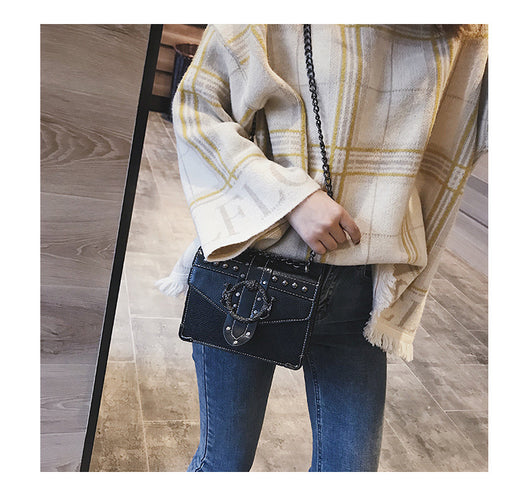 Bolso de Hombro Vintage con Tachuelas - Image 9