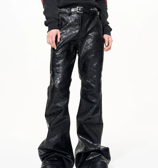 Pantalones de Cuero Texturado Negro con Corte Acampanado - Image 14