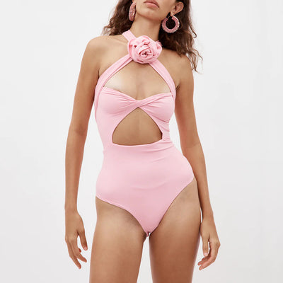Jumpsuit Elegante con Flores en Relieve y Detalles Calados
