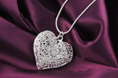 Collar Colgante de Plata Tallada con Diseño Palaciego Antiguo - Image 3