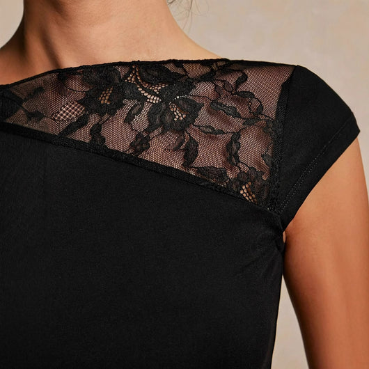 Blusa Entallada con Paneles de Encaje y Manga Corta - Image 4