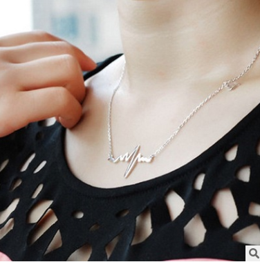 Collar Corazón de Acero Titanio con Cadena Dorada y Colgante Pulsador de Latido - Image 7