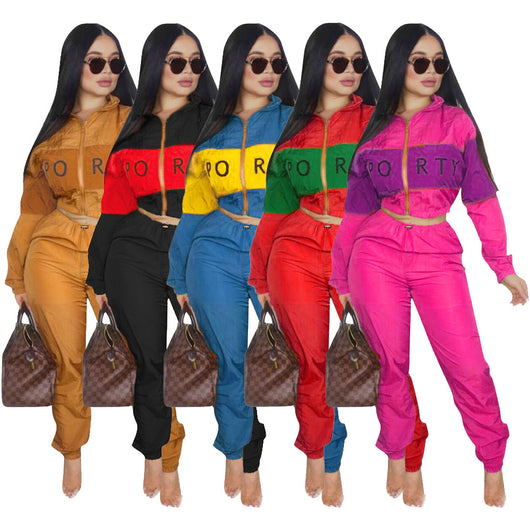 Gabardina con Costuras Bicolor y Estampado de Letras