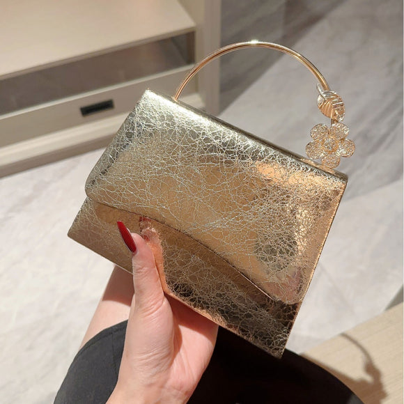 Bolso de Noche Elegante en Cuero Brillante con Solapa