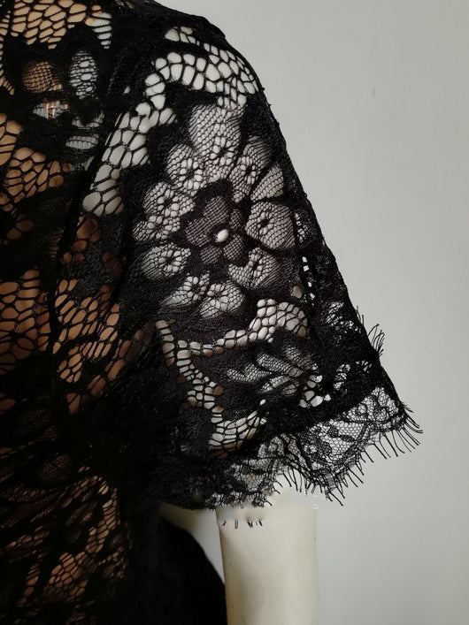 Mono Ajustado con Encaje Elegante - Image 3