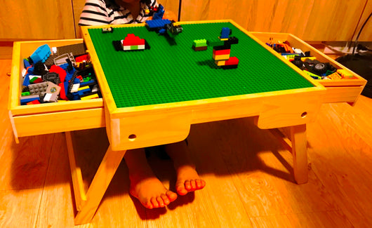 Mesa Plegable Infantil 2 en 1 con Pizarrón y Bloques de Construcción - Image 9