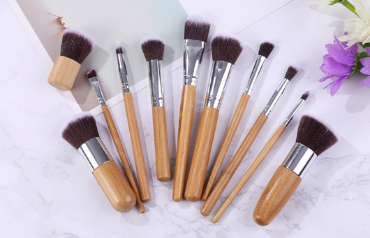Set de 11 Brochas de Maquillaje con Mangos de Bambú y Bolsa de Lino - Image 6