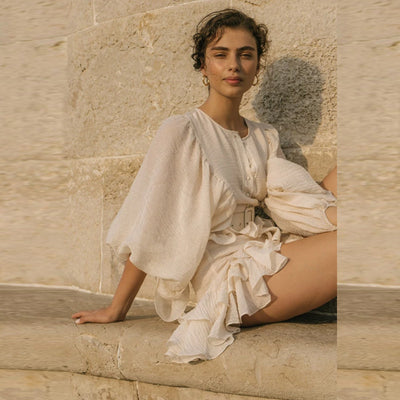 Vestido con Cinturón y Mangas Fluidas Escalonadas - Image 3
