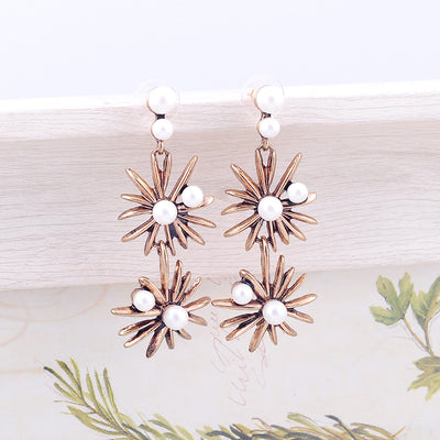 Aretes de Perla y Aleación - Diseño Floral Elegante - Image 2