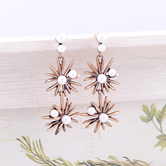 Aretes de Perla y Aleación - Diseño Floral Elegante - Image 2