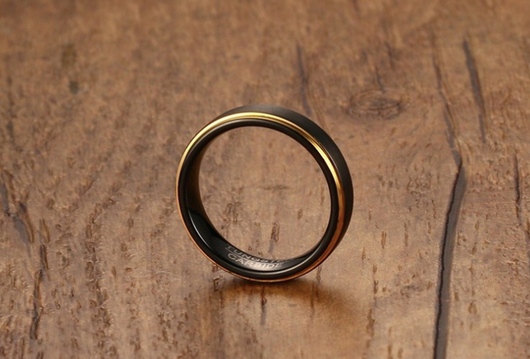 Anillo de Acero Tungsteno 5MM Cepillado Negro y Oro - Image 3