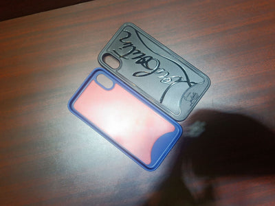 Funda de Celular con Remaches Rojo Elegante
