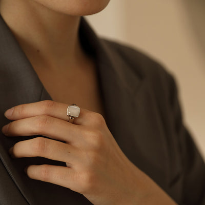 Anillo Cuadrado Minimalista de Plata para Dedo Índice - Image 4