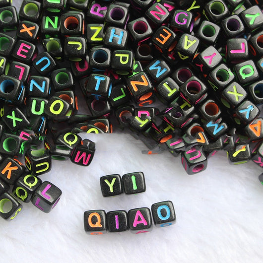 Pulsera de Cuentas Fluorescentes con Letras del Alfabeto para Festivales - Image 4