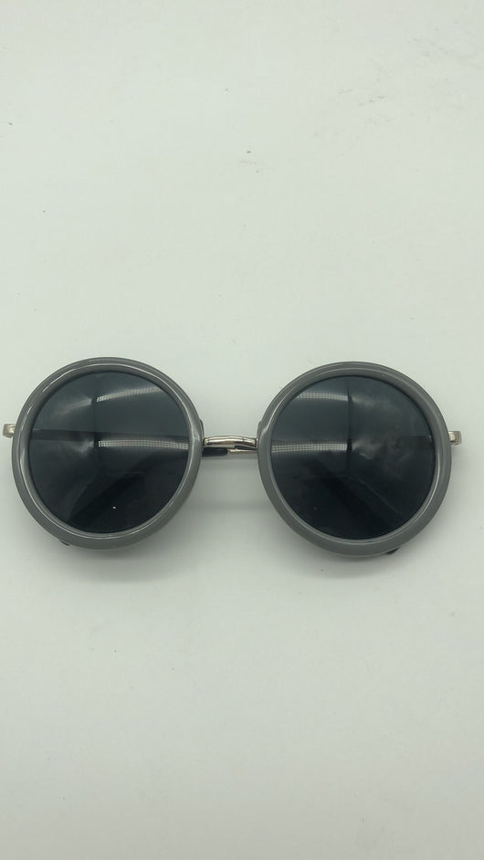 Big round sunglasses with black frames and dark lenses, featuring silver-colored temples. - Image 8