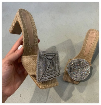 Sandalias de Cuero y Lino Tejido con Tacón Grueso y Detalles de Cristales - Image 7
