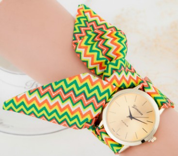 Reloj de Oro con Diseño de Rayas Impresas - Image 4