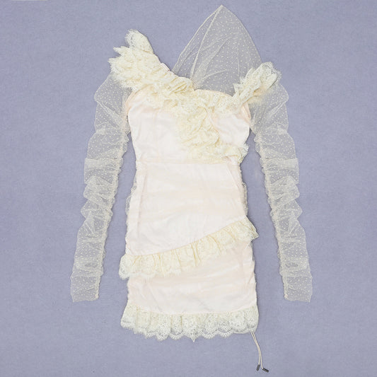 Vestido Ajustado con Encaje Patchwork y Mangas Transparentes
